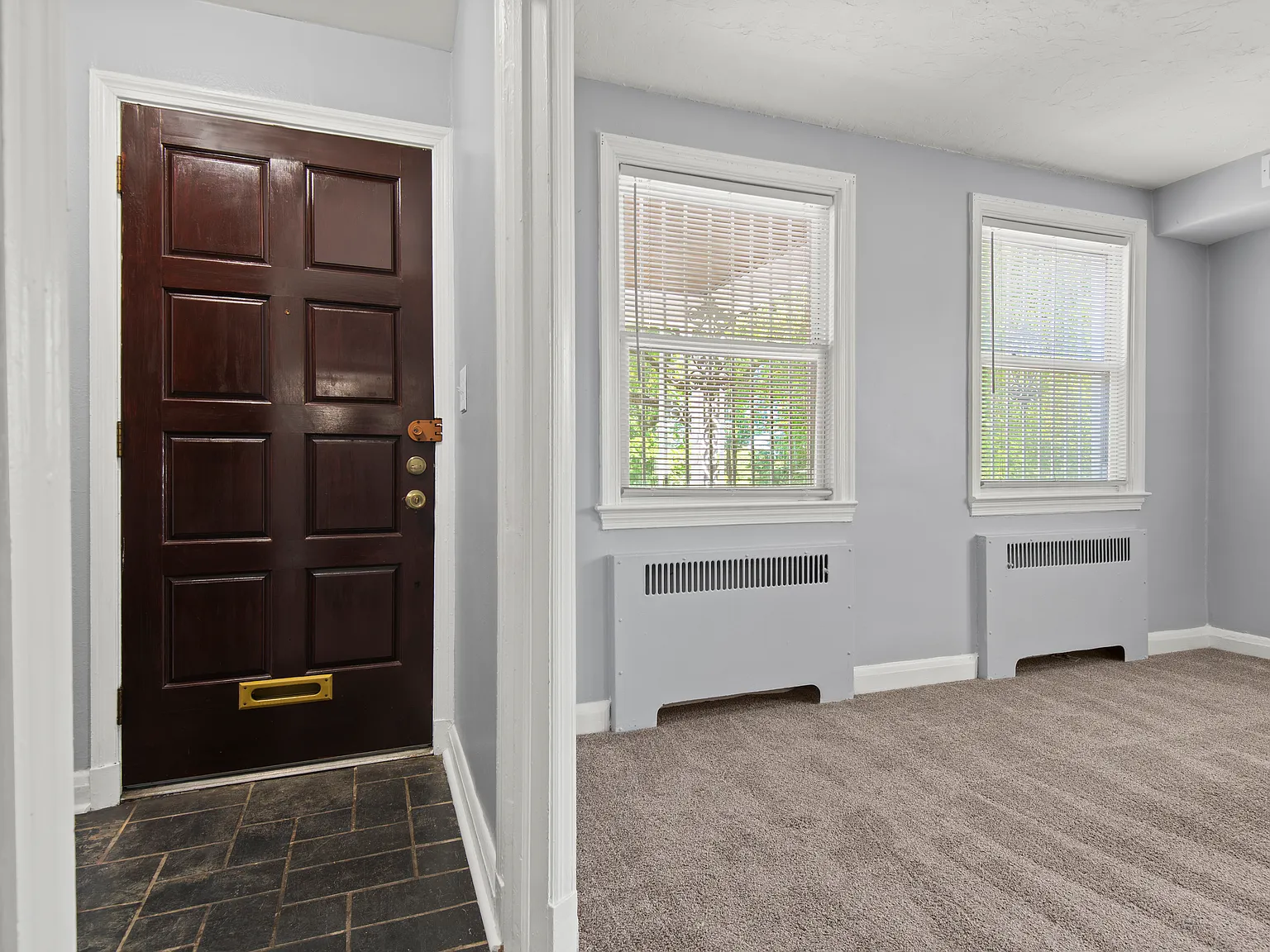 3 bed, 2.5 bath, 2200 sqft, $2,075 — Photo 2