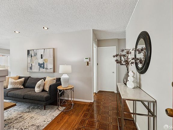 4th image of 18 Greenview Ct