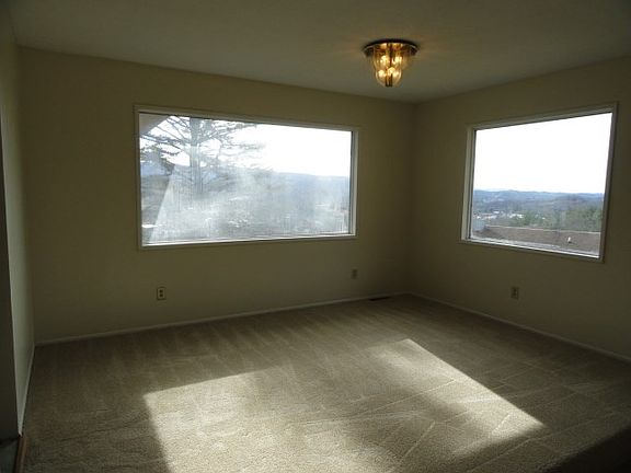4th image of 424 Panorama Dr