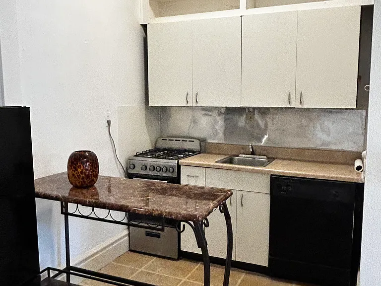 400 Whitney Ave #8 — Photo 11