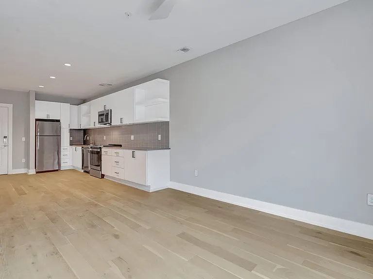 601 E 39th Street — Photo 15