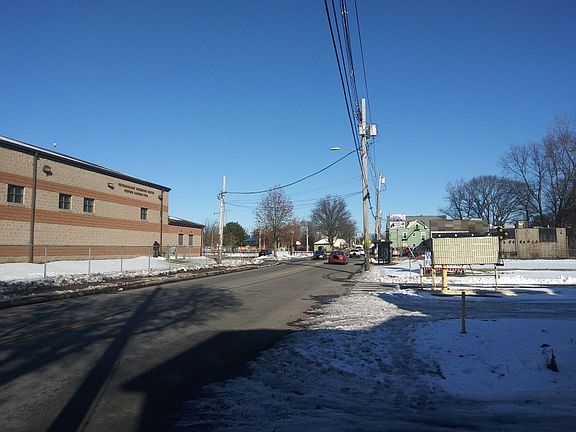 4th image of 746 Plainfield St