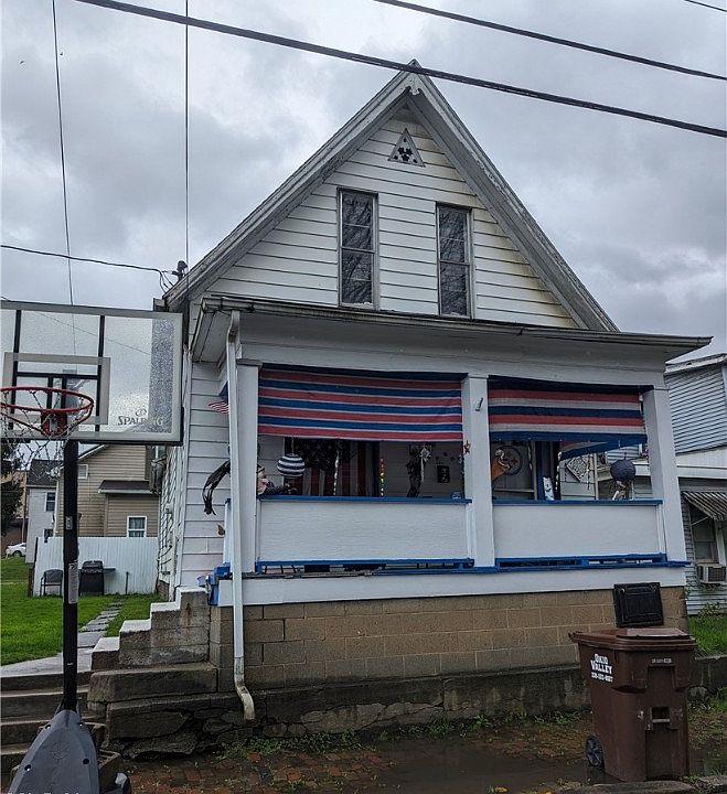 1st image of 934 Commerce St