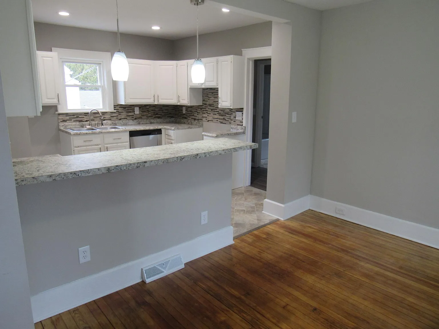 3 bed, 1320 sqft, $1,575 — Photo 2