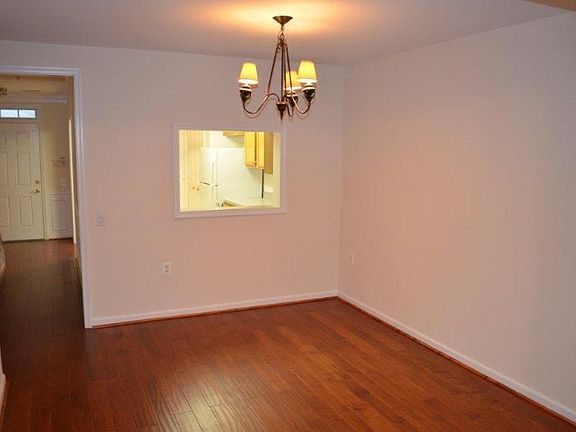 2nd image of 1324 Roundhouse Ln