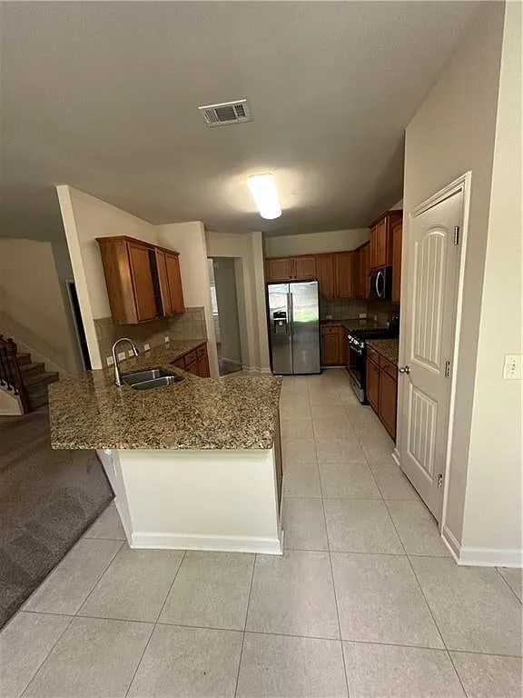 5 bed, 2469 sqft, $2,440 — Photo 2