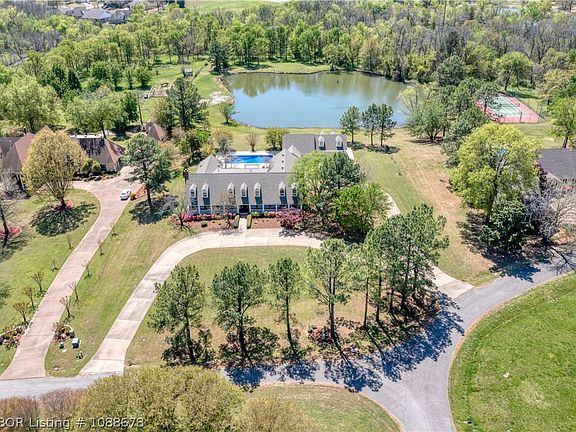 4th image of 2411 Wyndermere Way