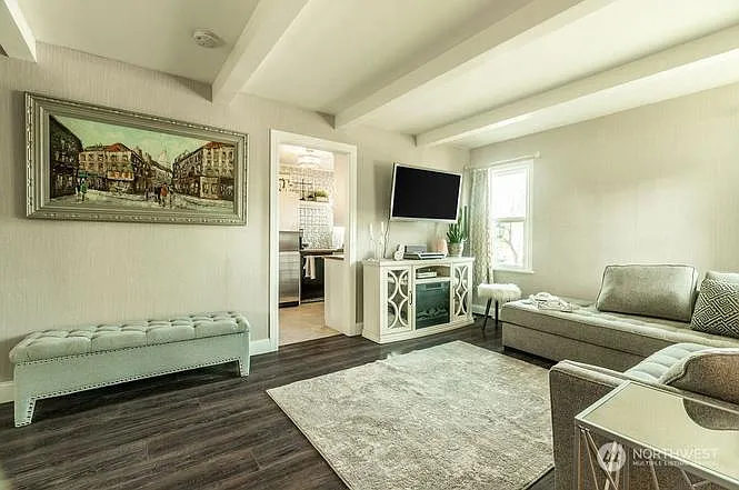 3 bed, 1028 sqft, $2,495 — Photo 2