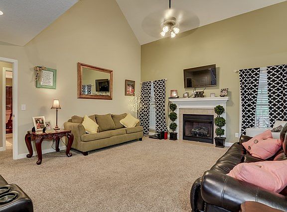 4th image of 560 Madelyn Dr