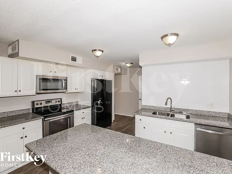 7646 N 37th Ave — Photo 5