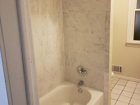 4th image of 956 Oak St