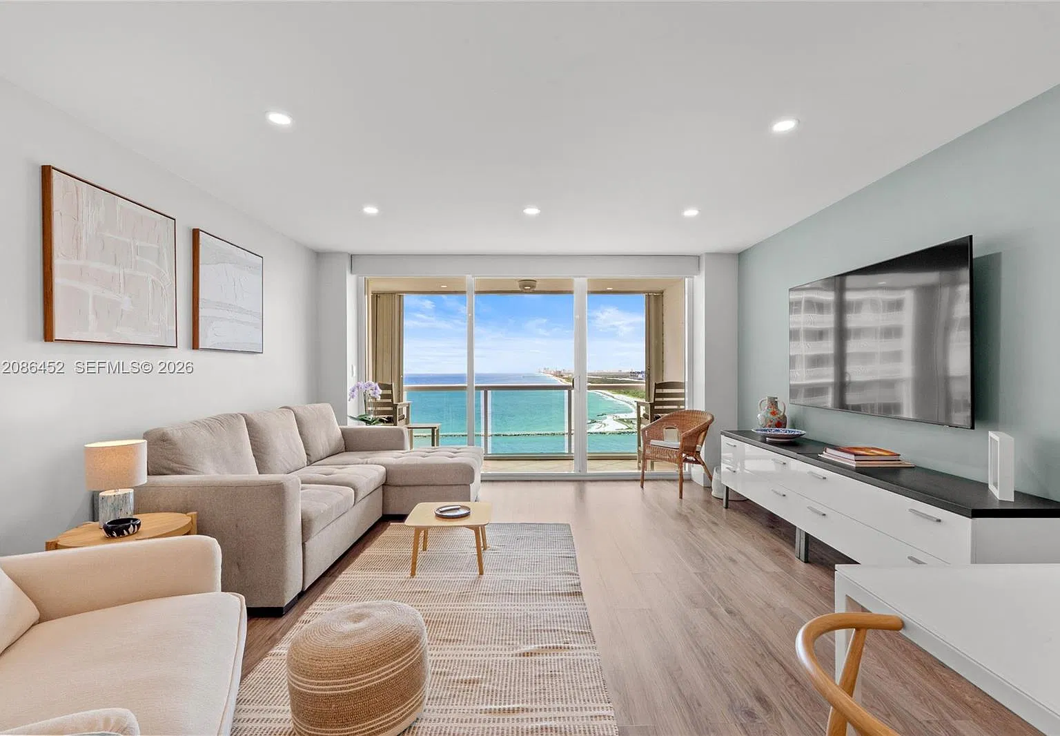 Point Of Americas Condo — Photo 1