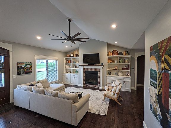 Living Room w/ Gas Fireplace