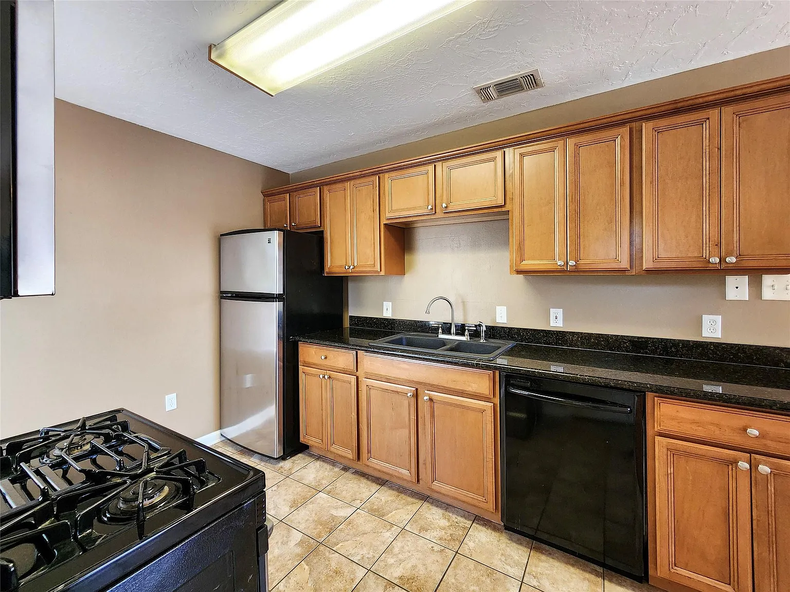 2 bed, 1.0 bath, 820 sqft, $1,600 — Photo 3