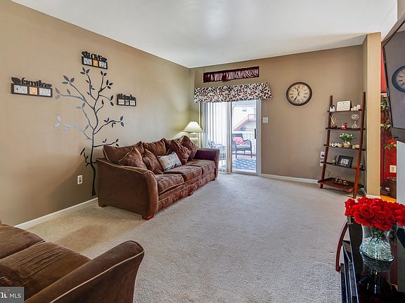 4th image of 319 E Harvest Ln