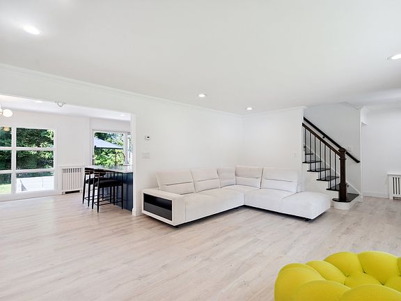 3rd image of 3 Stuart Dr
