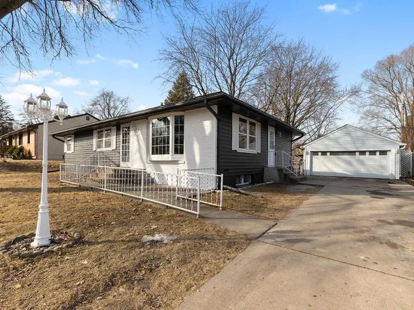 2457 Churchill St, Roseville, MN 55113