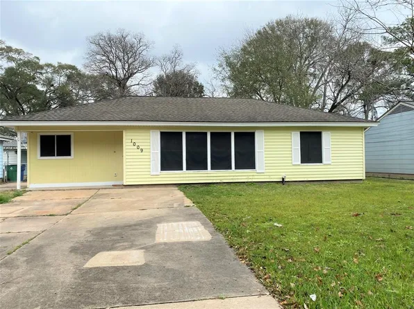 1009 E Miller St, Angleton, TX 77515