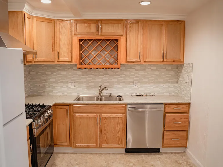 575 Price St — Photo 2