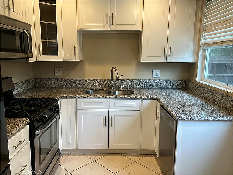 5934 White Oak Ave — Photo 3