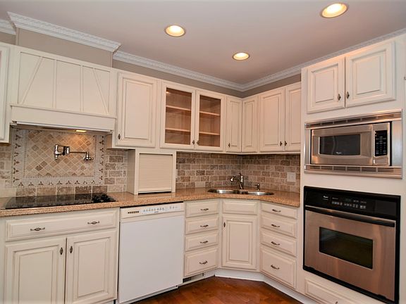4th image of 11515 Village Dr