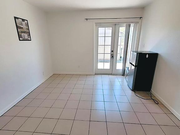 5th image of 896 Lausanne Ave #B
