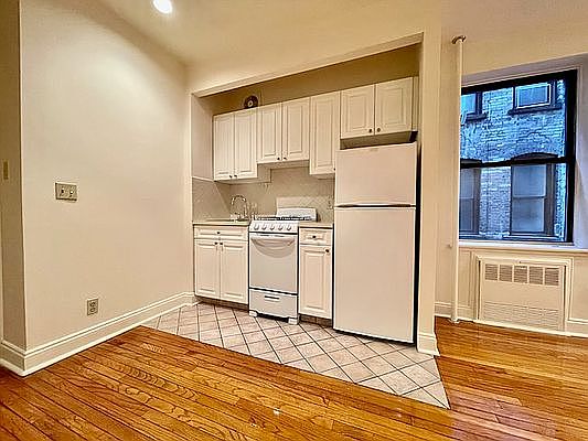 4th image of 328 E 95th St APT 14