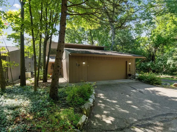 6780 Red Cedar Ln, West Bloomfield, MI 48324