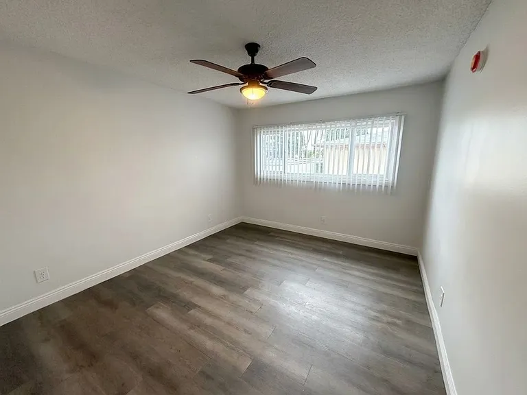 4050 Stevely Ave — Photo 25