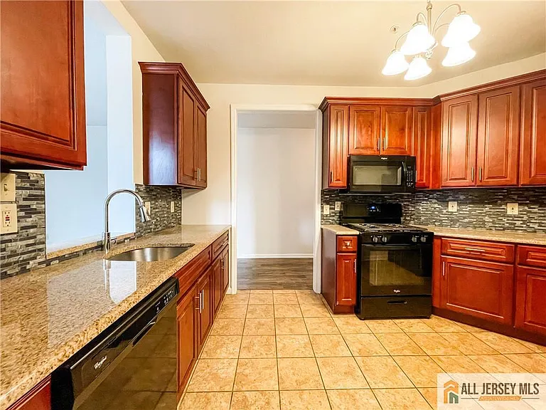 105 Regency Pl — Photo 7