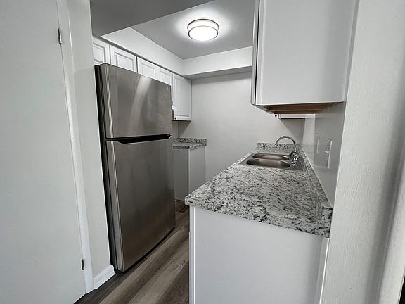 3rd image of 825 W 35th St APT B