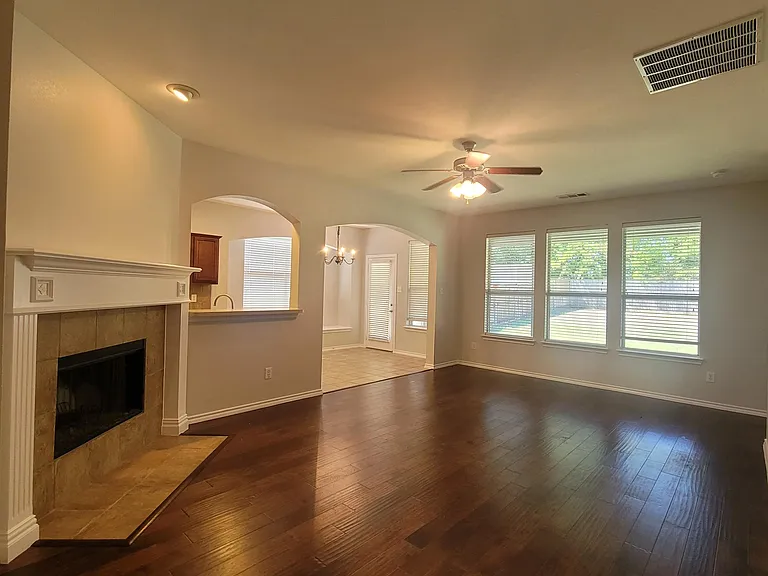 806 Bens Dr — Photo 2