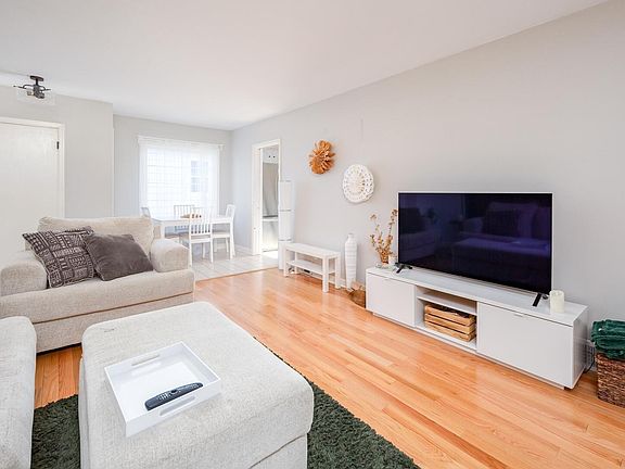 4th image of 713 W Rusholme St