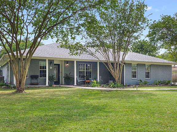 3rd image of 10462 Woodview Dr