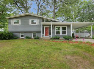 2301 Holliday Dr SW, Wyoming, MI 49519