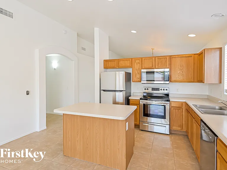 2367 W Rousseau St — Photo 5