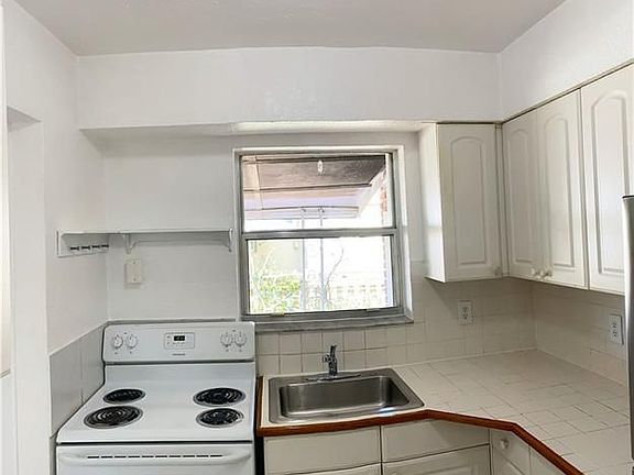 4th image of 3441 SW 13th Ct