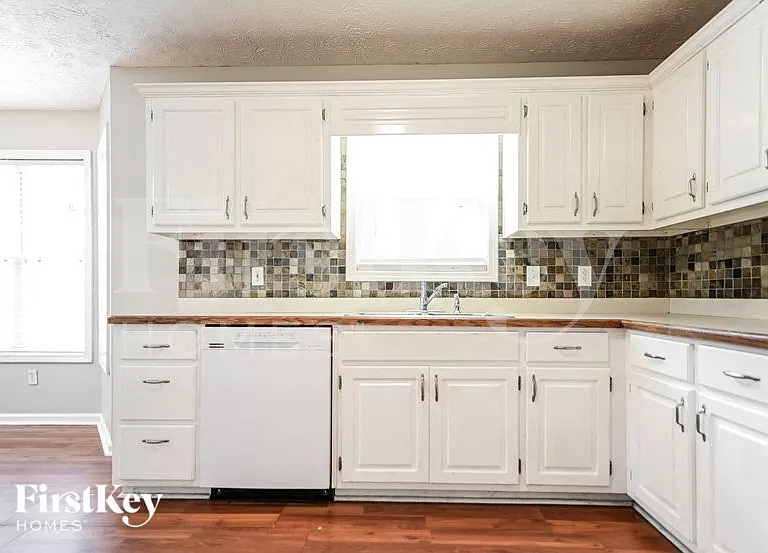 80 Pebble Ln — Photo 4