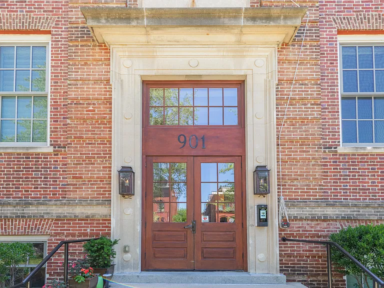 901 D St NE #1 — Photo 42