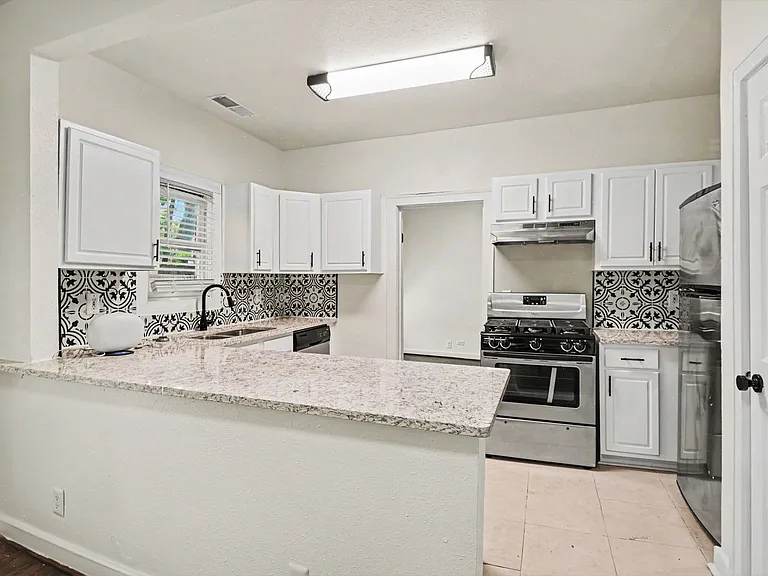 915 Annex Ave — Photo 13