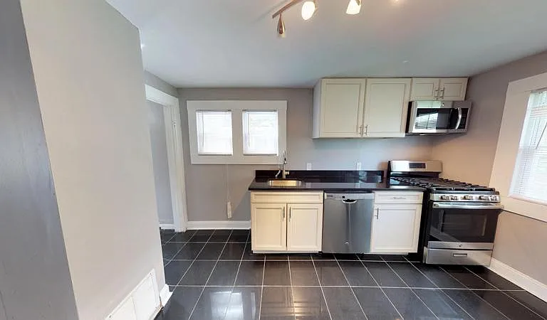 240 Lorraine Ave — Photo 7