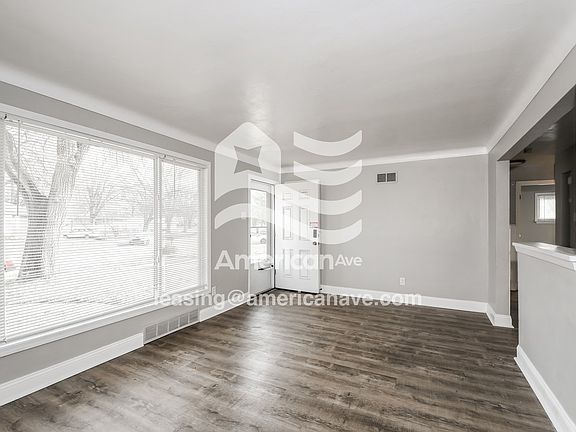 1054303_003_living_room_14297432.jpg