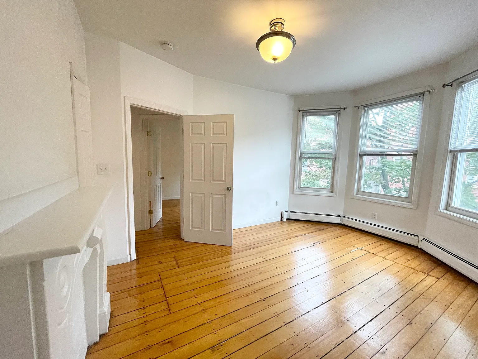 4 bed, 9999 sqft, $4,400 — Photo 4