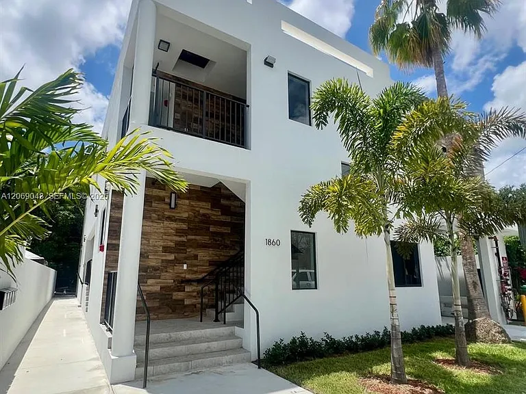 1860 NW 19th St #102 — Photo 2