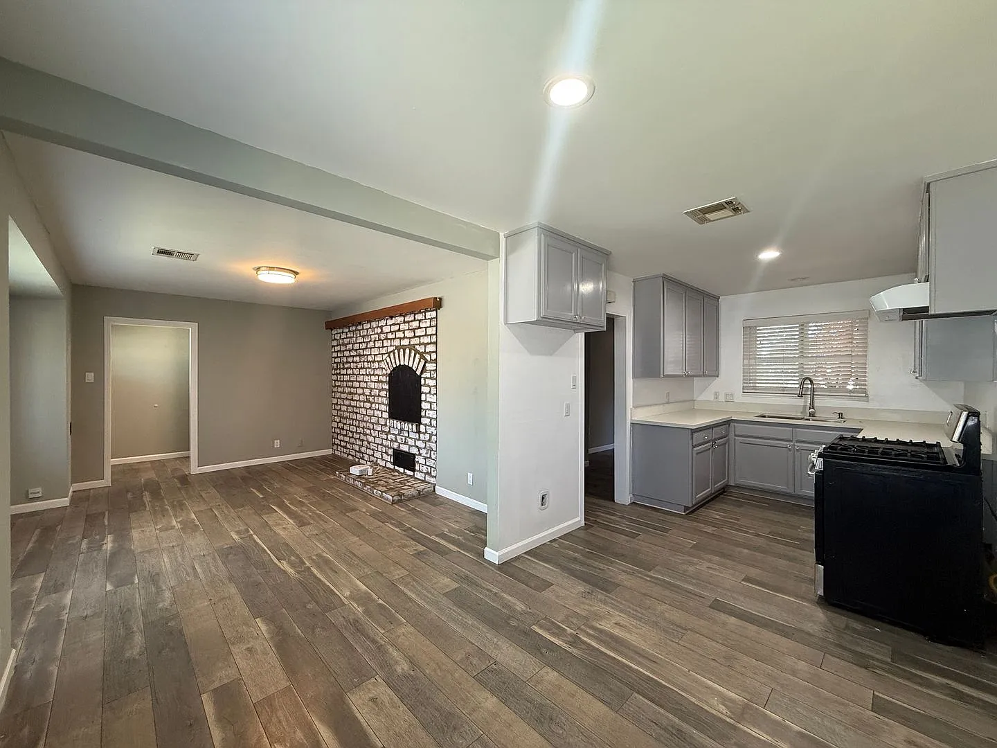 AV T 37938 — Photo 3