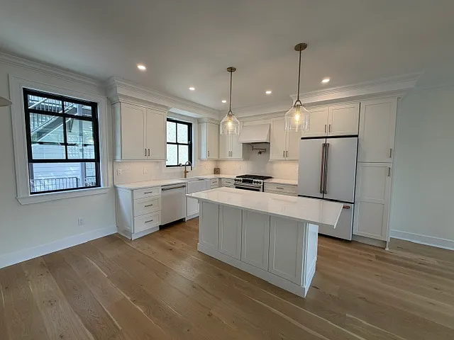 2 bed, 2.5 bath, 2200 sqft, $12,000 — Photo 2
