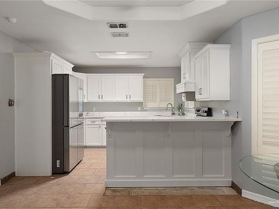 5th image of 805 N Park Place Dr