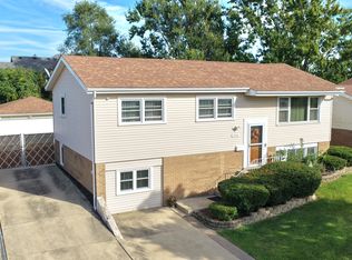 9001 S Maple Ln, Hickory Hills, IL 60457