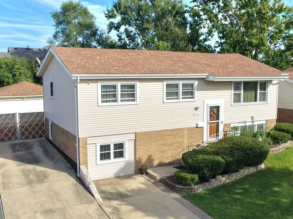 9001 S Maple Ln, Hickory Hills, IL 60457