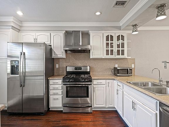 4th image of 2022 Delaware Ave